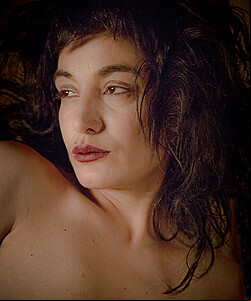 turkish milf loves to disrobe and do photos